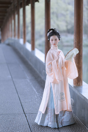 日本美女裸体耸了进去